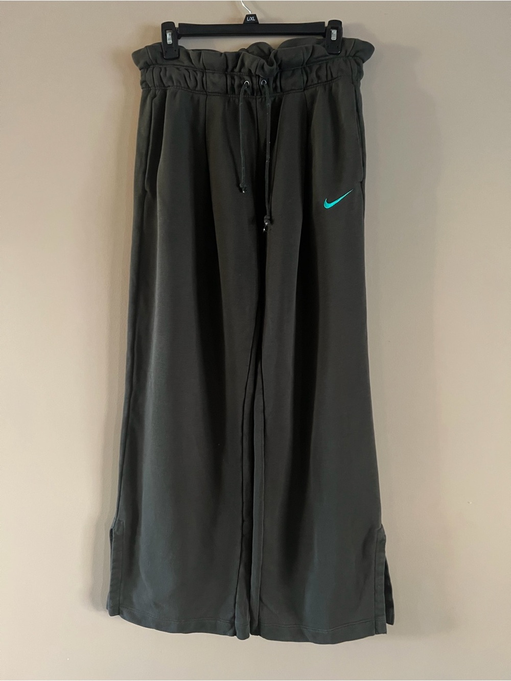 Nike Women’s Wide Leg Sweatpants Charcoal Size M